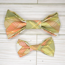 Load image into Gallery viewer, Green Plaid Bow Tie
